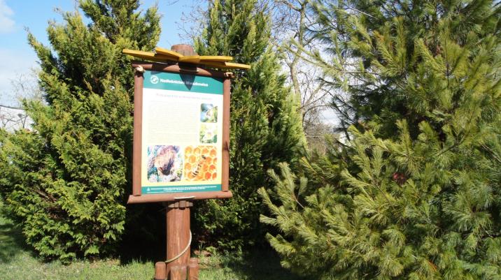 Tablica informacyjna w Pszczelim Zakątku